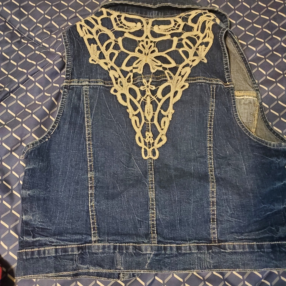 Vest - Picture 2 of 3